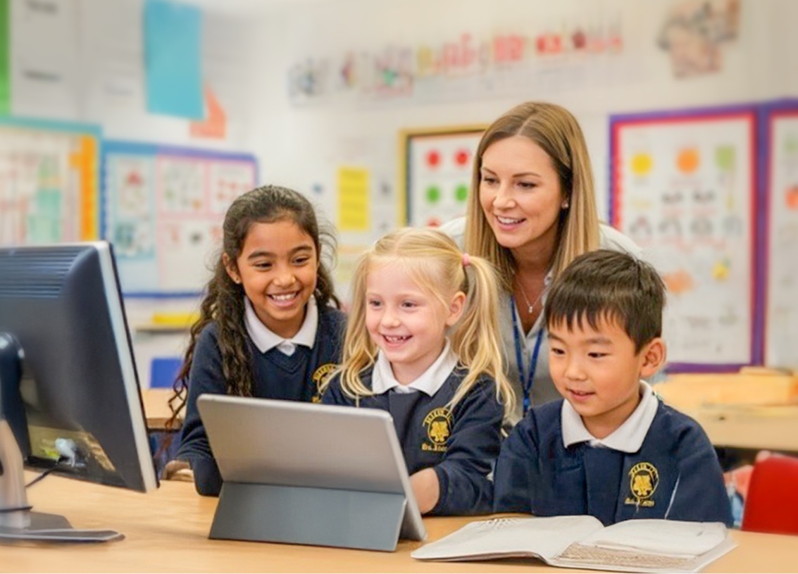 female teahcer is using Reading Eggs with a group of students in the classroom.